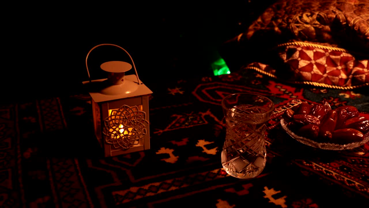 이프타르는 저녁 식사입니다. 장식의 슬라이더 뷰 라마단 카림 휴일 축제 축하 카드, 무슬림의 거룩한 달 라마단의 카림에 대한 초대. 어두운 배경. 선택적 초점