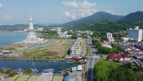 Disparo-De-Drones-Alrededor-De-Premier-Quay-Light-House-Cerca-Del-Puerto-Deportivo-De-Telaga,-Langkawi