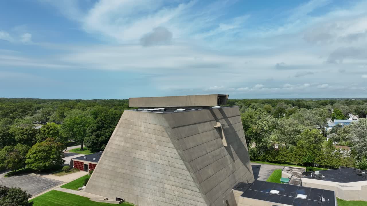 поднимаясь и наклоняясь, демонстрируя бетонную жестокую церковь