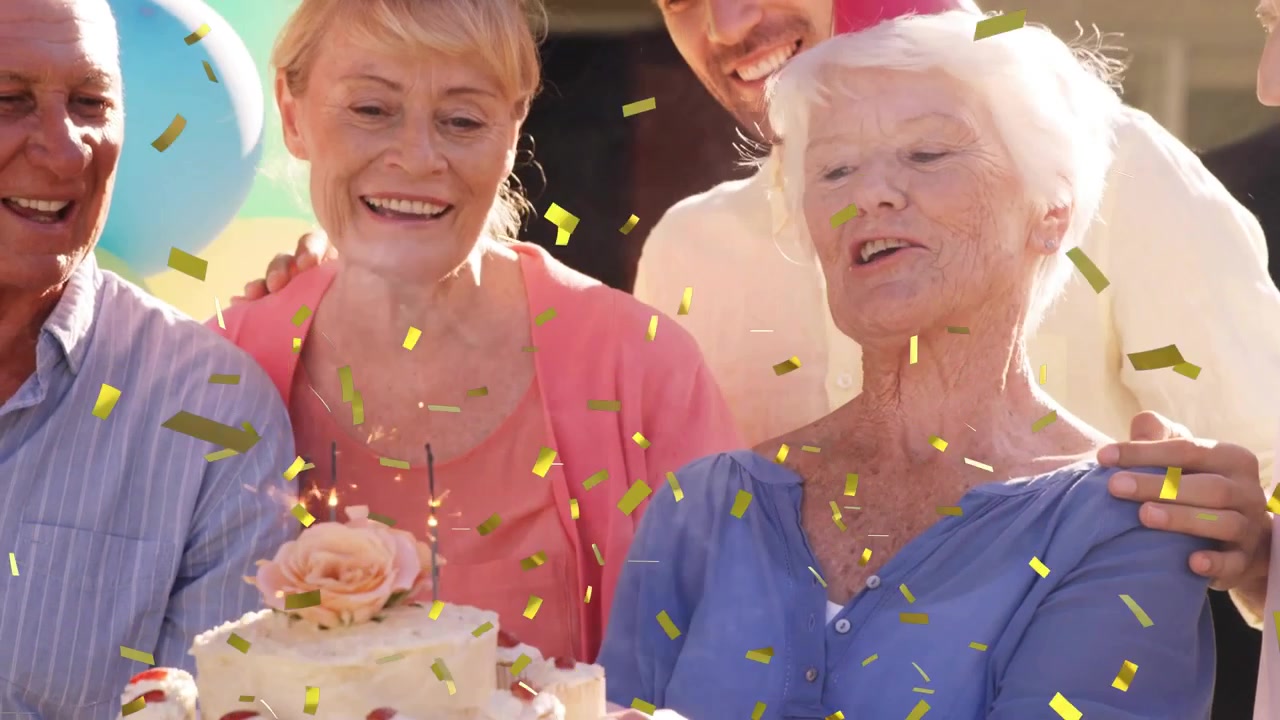 Donna anziana che solleva un piatto di torta mentre le stelline brillano e i coriandoli piovono durante la pianificazione di un compleanno.