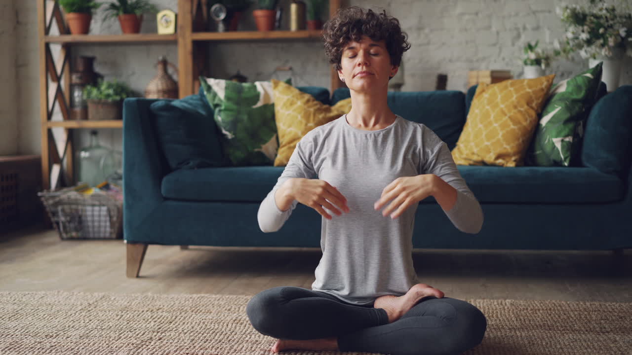 mujer meditando en una sala de estar