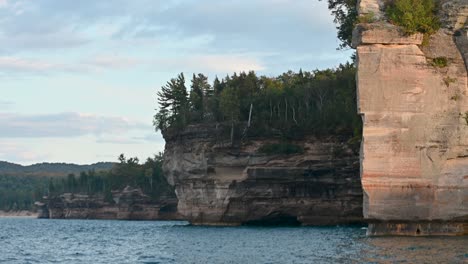 Formaciones-Rocosas-De-Fila-De-Acorazados-En-La-Orilla-Del-Lago-Nacional-Pictured-Rocks,-Michigan