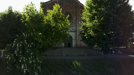 Exterior-De-La-Iglesia-Católica-Santa-Maria-Delle-Grazie-En-Soncino,-Italia---Retroceso-Aéreo