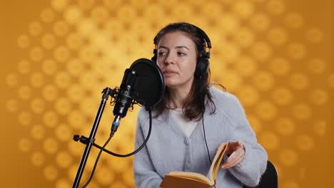 Actor-De-Voz-Grabando-Audiolibro-Usando-Micrófono-Y-Auriculares