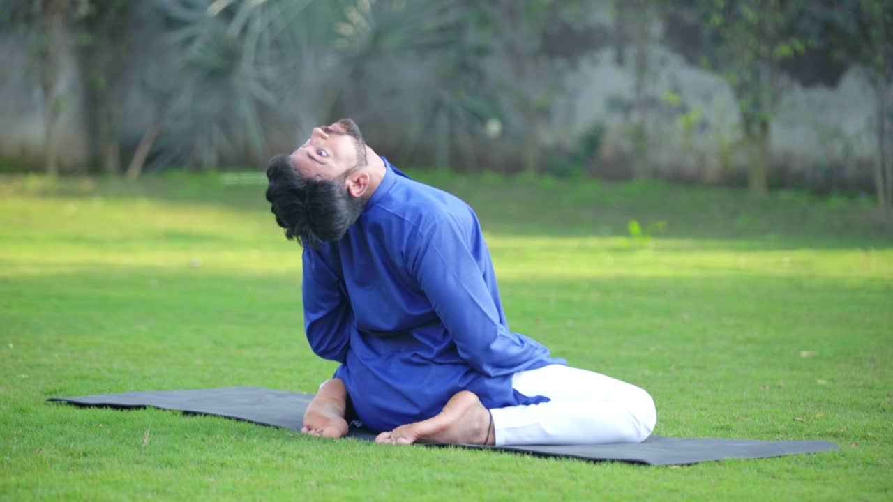 hombre indio haciendo yoga avanzado