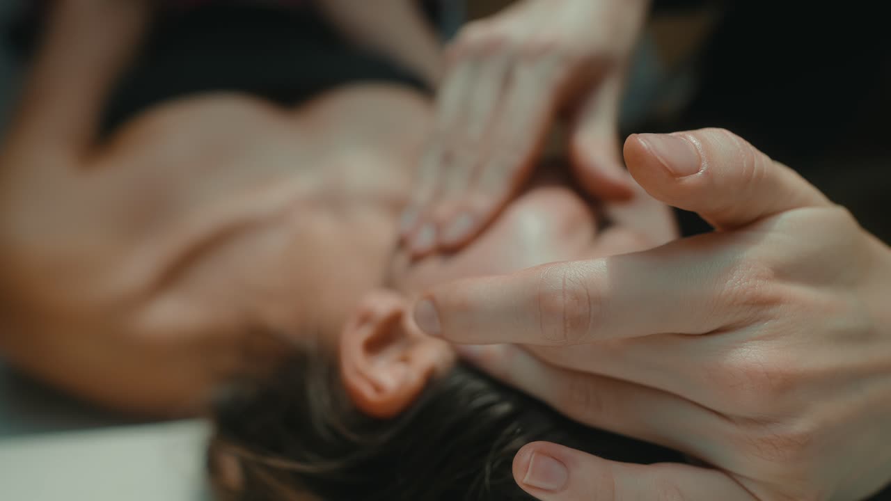 Primo piano di donna che riceve un massaggio facciale rilassante