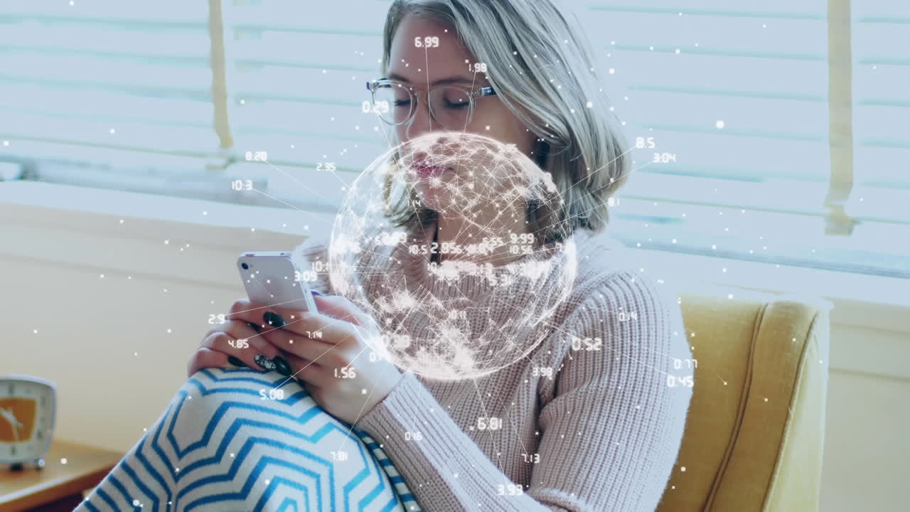 animación del globo y red de conexiones sobre la mujer usando teléfono inteligente