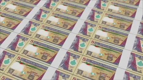 billetes de 5 quetzales guatemaltecos impresos por una prensa de dinero
