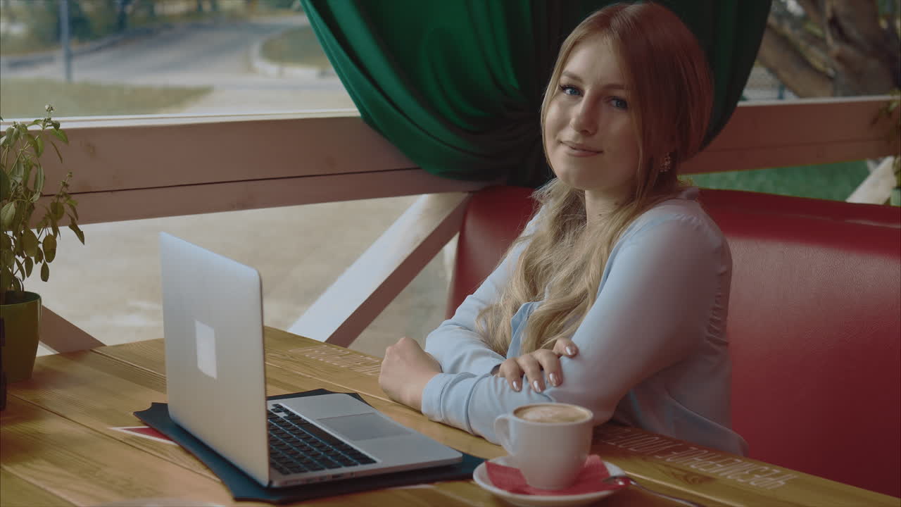 Женщина работает в кафе.