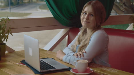 mujer trabajando en un café