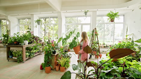 mujer en una tienda de plantas