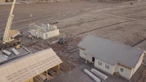 construcción de la casa en invierno utilizando elementos grandes al lado de ya hecho 4k antena