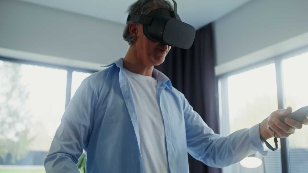 hombre usando auriculares vr