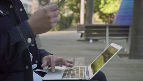 Hombre-Sonriente-Con-Tarjeta-De-Crédito-Usando-Laptop