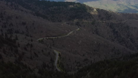 Vista-Aérea-Sobre-Blue-Ridge-Parkway-Serpenteando-A-Través-De-Las-Montañas-Apalaches