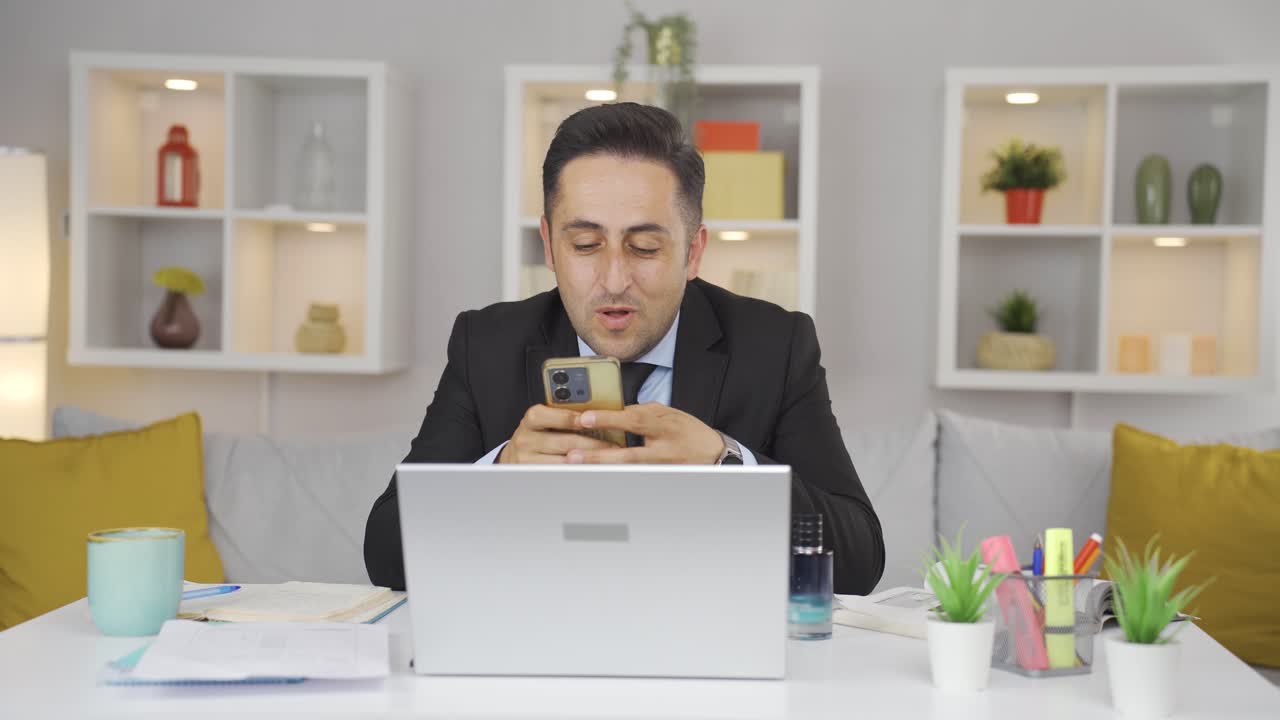 홈 오피스 근로자 남자는 휴대폰 충전 문제가 있고, 배터리가 고갈됩니다.