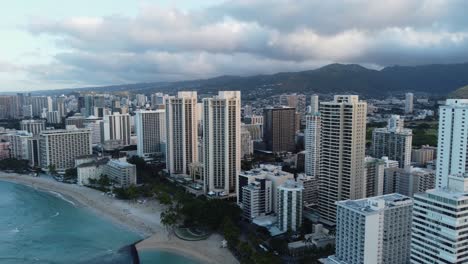 4k-Filmische-Drohnenaufnahme-Im-Uhrzeigersinn-Von-Waikiki-Beach-Und-Den-Hoch-Aufragenden-Hotels,-Die-Das-Gebiet-In-Oahu-Säumen