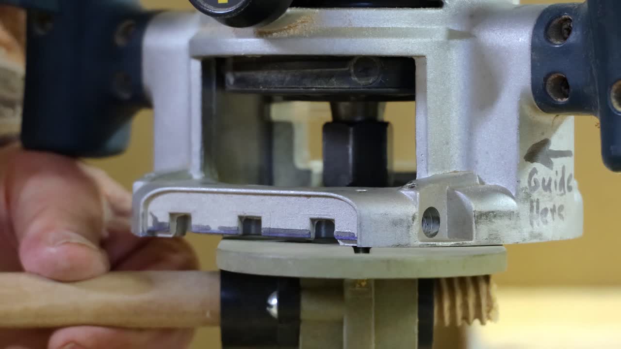 primer plano de hacer rosca de perno en espiga de madera usando un enrutador eléctrico y una plantilla