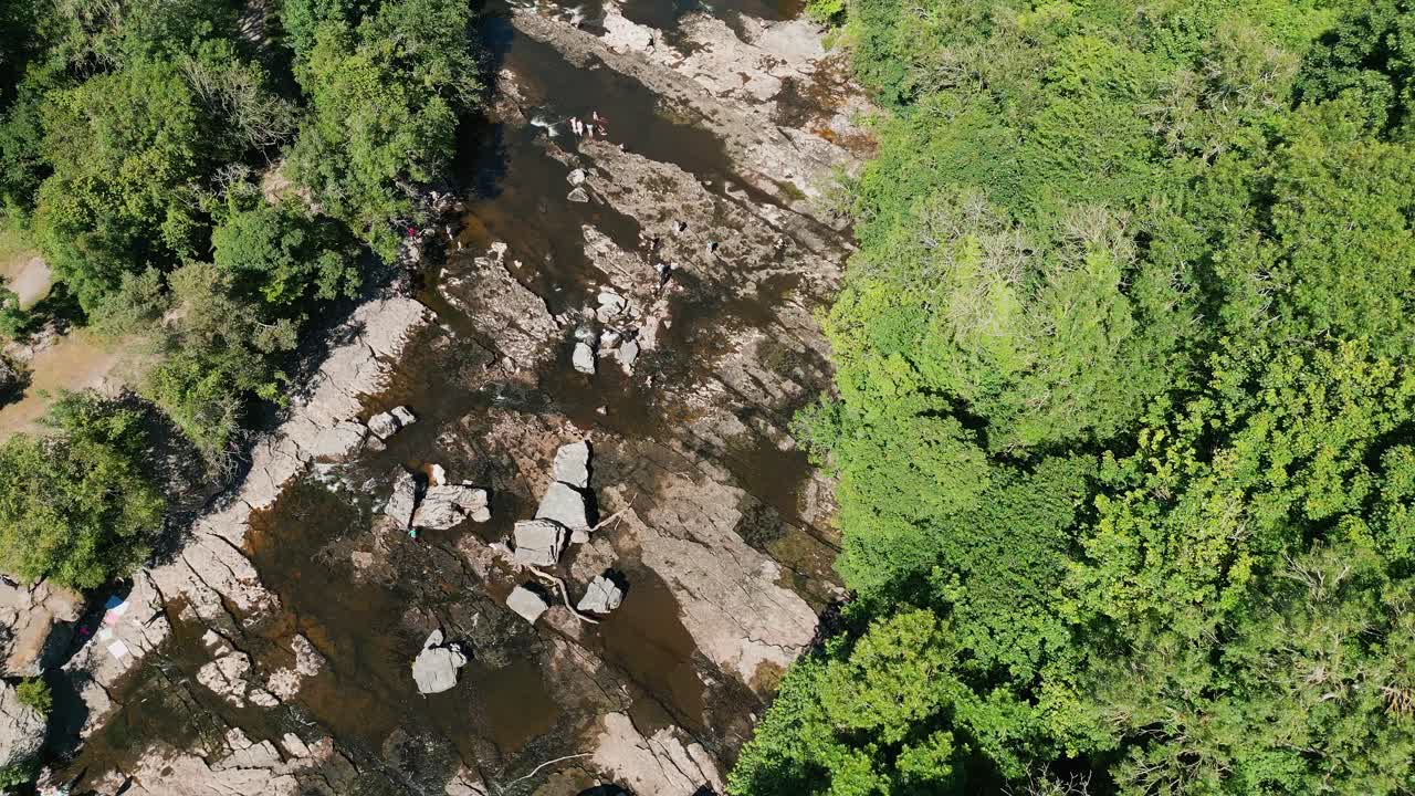 ariel drone down view of aysgarth falls las tres cascadas escalonadas en aysgarth han sido una atracción turística durante más de 200 años