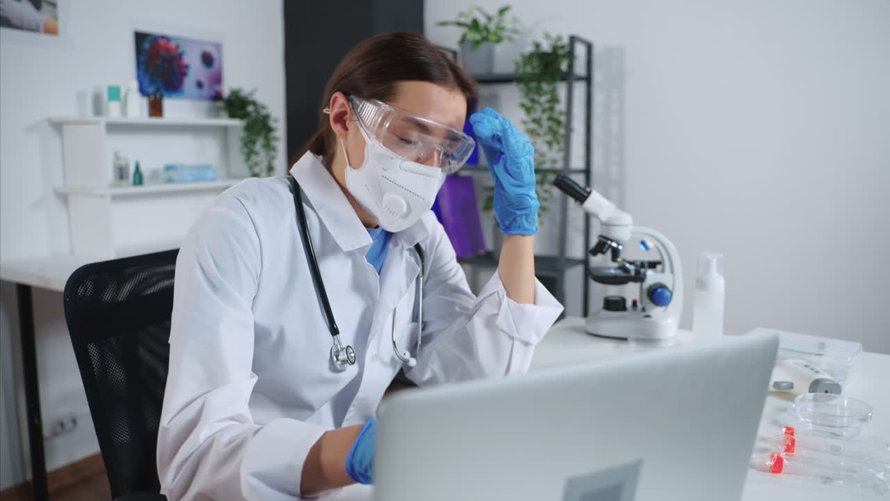 Scienziato che lavora in un laboratorio