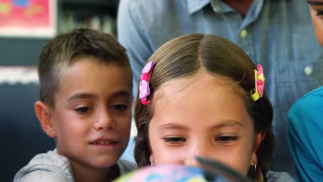 Niños-De-Escuela-Discutiendo-Sobre-El-Globo-En-El-Aula