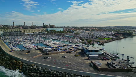 king harbor yacht club en california, vista aérea de la órbita del dron