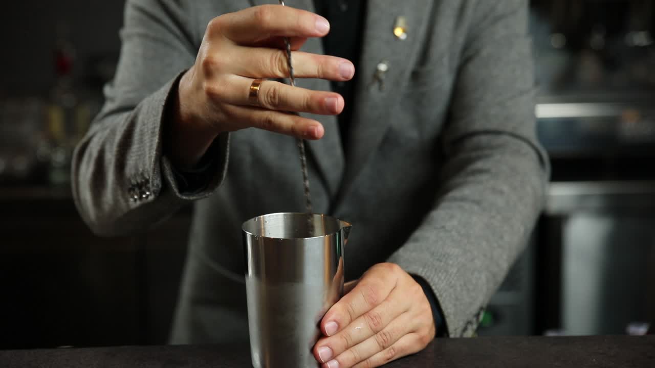 el camarero mezclando un cóctel.