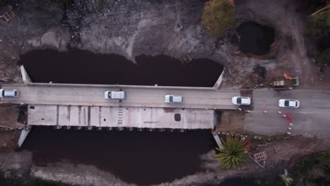 Stau-Auf-Einer-Ländlichen-Route-Bei-Sonnenuntergang-In-Uruguay-Mit-Einer-Reihe-Von-Fahrzeugen,-Die-Darauf-Warten,-Die-Im-Bau-Befindliche-Brücke-Zu-Passieren