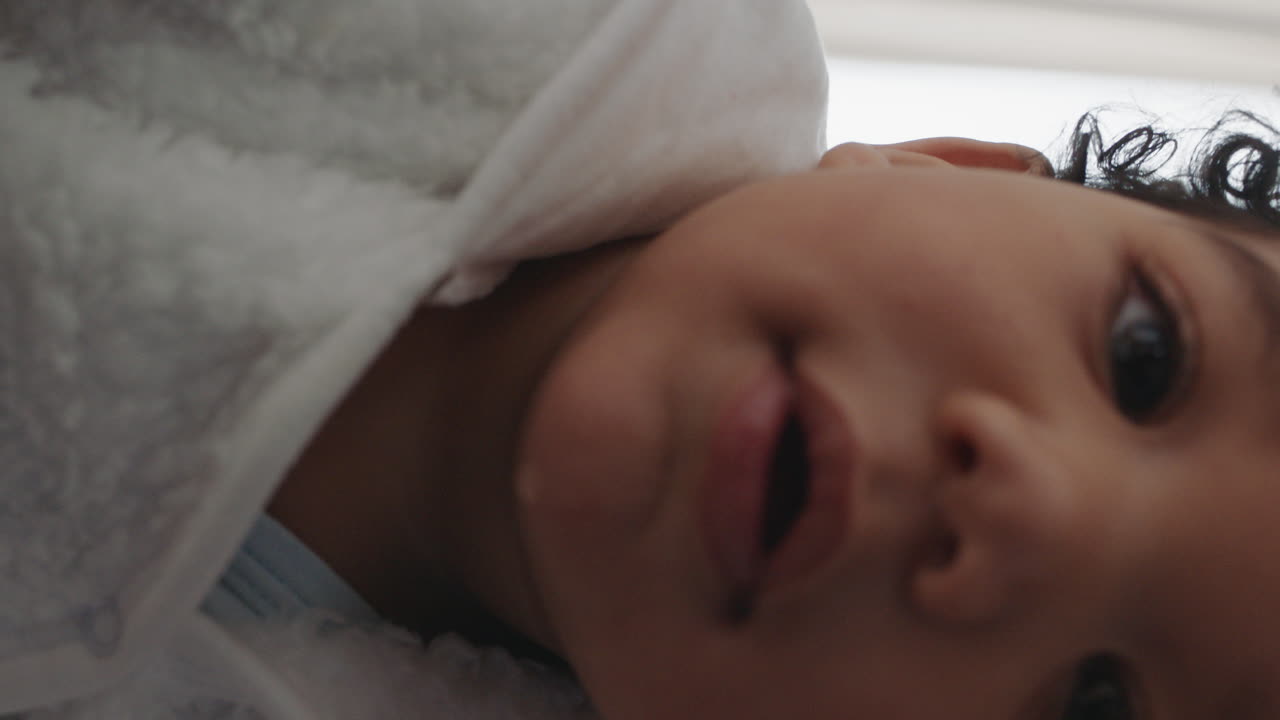 ritratto bambino felice curioso bambino in grado di godersi la vita sano piccolo bambino in orientamento verticale video chat