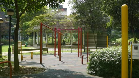 área de fitness al aire libre en un parque