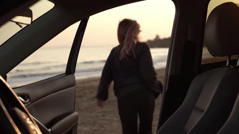 Frau-In-Der-Bewegung-Der-Entspannung,-Die-Vom-Auto-Durch-Den-Meeresstrand-Läuft,-Fühlt-Sich-Am-Meeresstrand-Aufregend