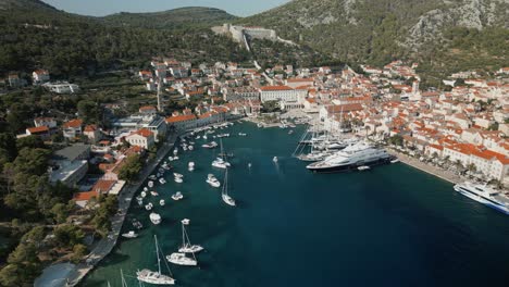 Drone-shot-overlooking-the-city-of-Hvar,-Croatia