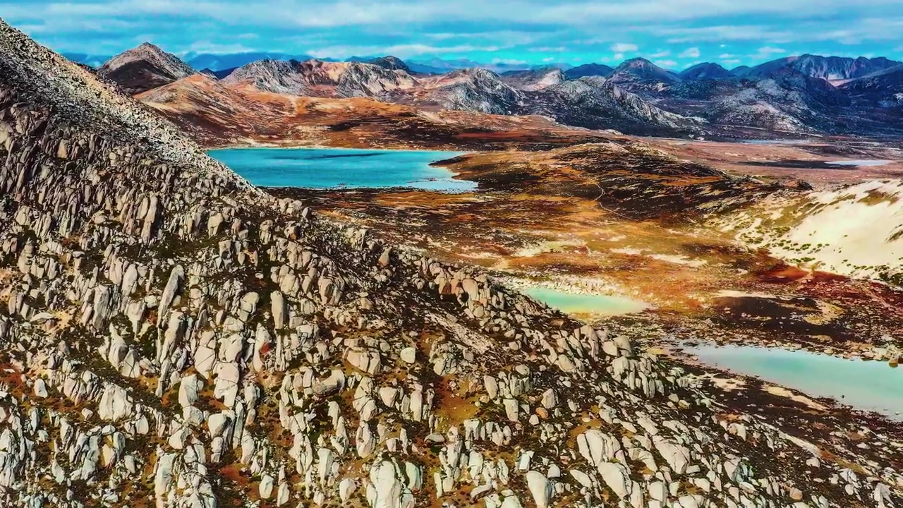 En fantastisk flygvy som fångar orörda glaciärsjöar inbäddade i ett kargt, bergigt vildmarkslandskap