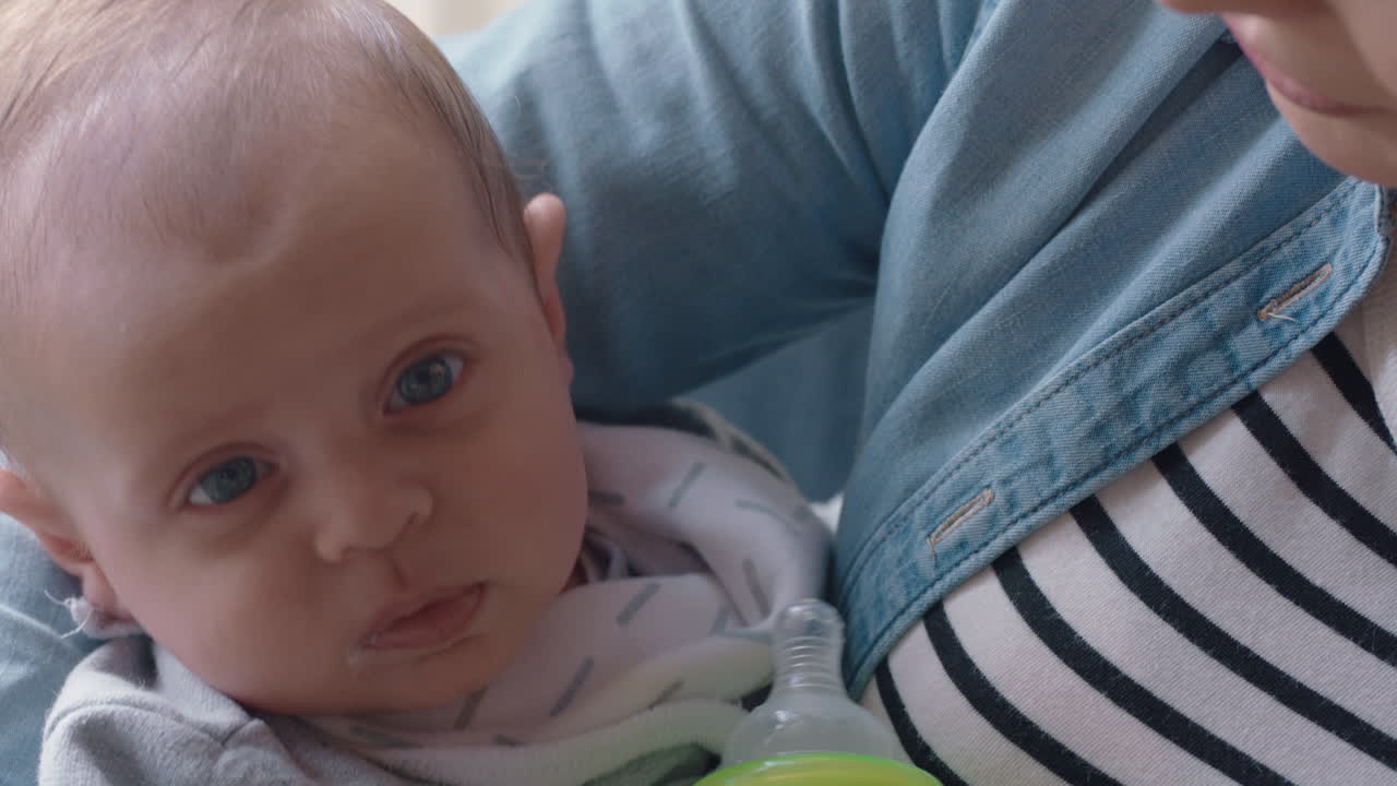 행복 한 엄마 는 아기 에게 먹이 를 주고, 우유 병 에서 마시고, 사랑 하는 엄마 는 아기 를 돌보며, 엄마 가 되는 것 을 즐기고, 집 에서 긴장을 풀고