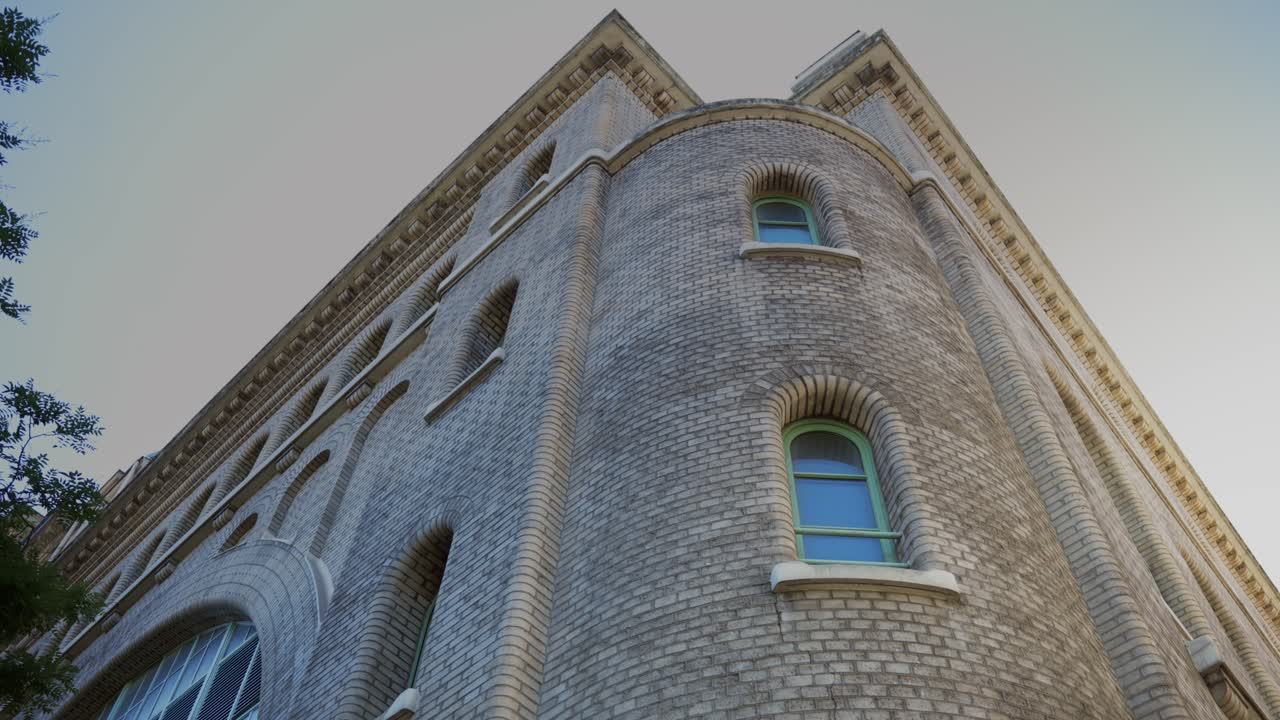 Corner fa&ccedil;ade rue Bourdon, Paris near place de la Bastille
