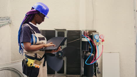 Reparador-Trabajando-En-El-Sistema-HVAC