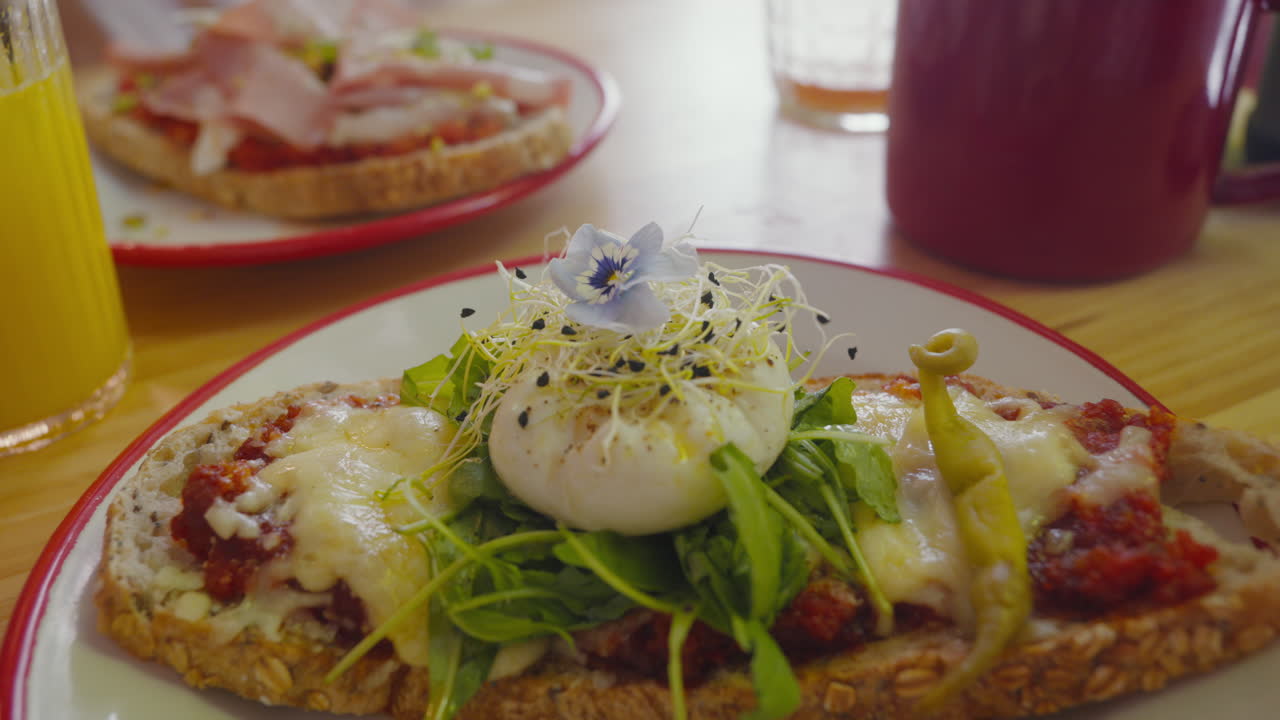 Delizioso toast per brunch con uovo sodo in un caffè di Maiorca. Perfetto per blog di cucina o vlog di viaggio