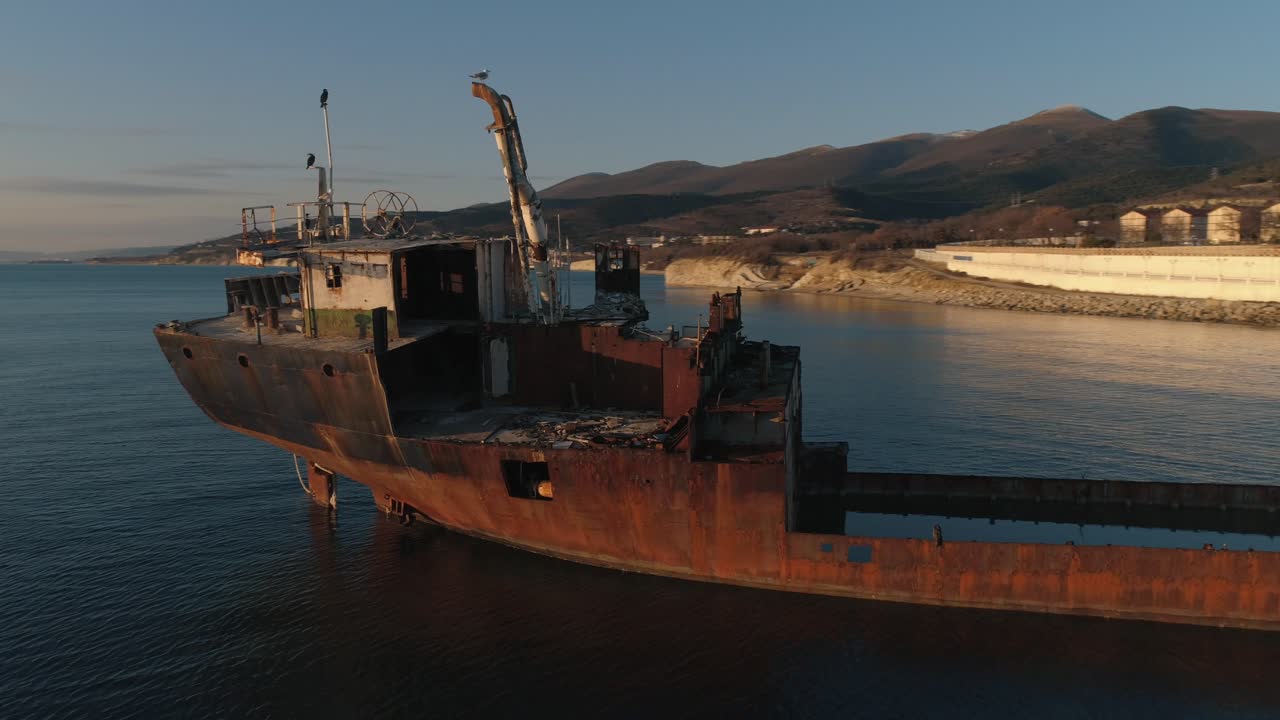 해안선 에 있는 녹말 한 선박 파손