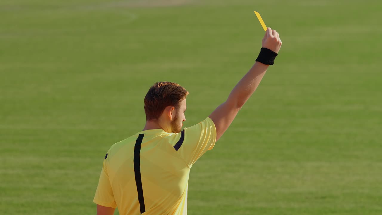 el árbitro de fútbol americano muestra una penalización de tarjeta amarilla y roja, 75 fps
