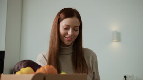 Frau-Packt-Gemüse-Aus