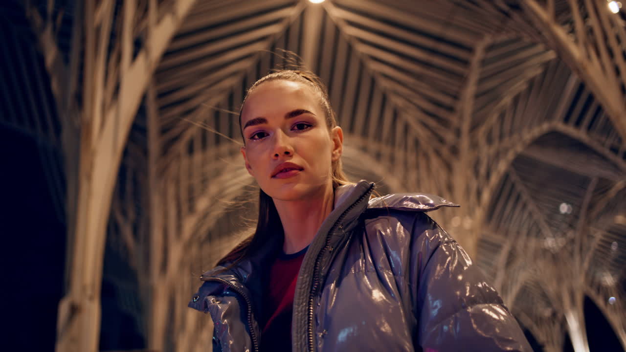 mujer triste de pie ciudad nocturna en la construcción gótica de cerca. mujer esperando