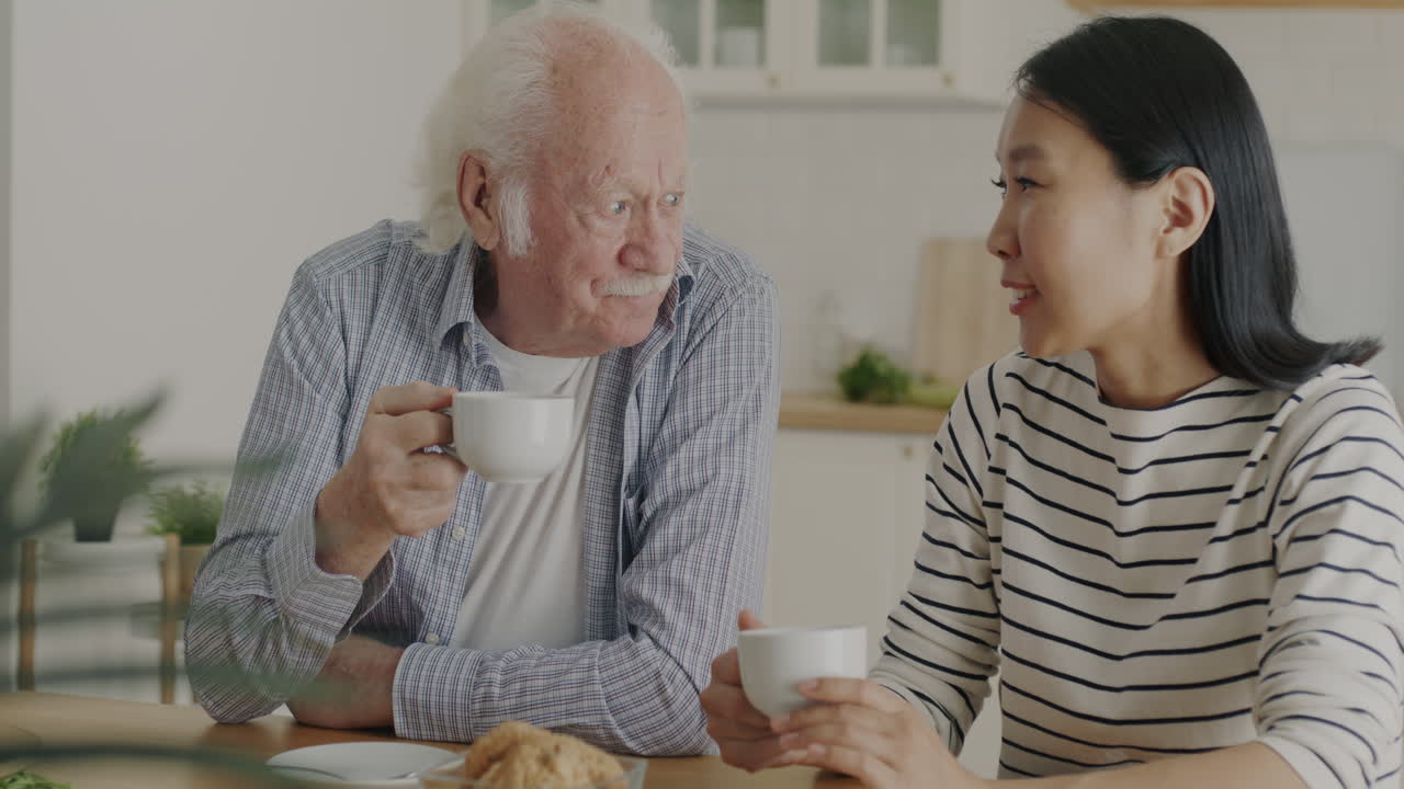 아침 식사를 즐기는 가족