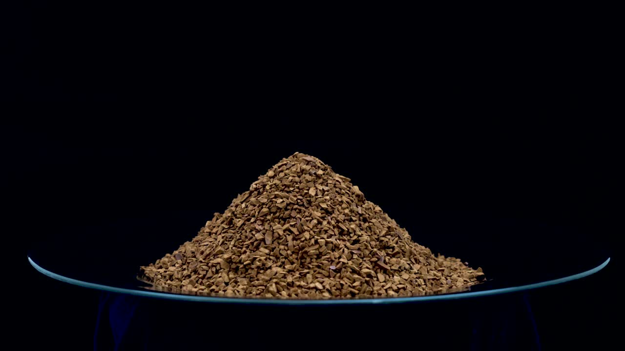 검은색 배경과 땅 위에서 커피를 는 것