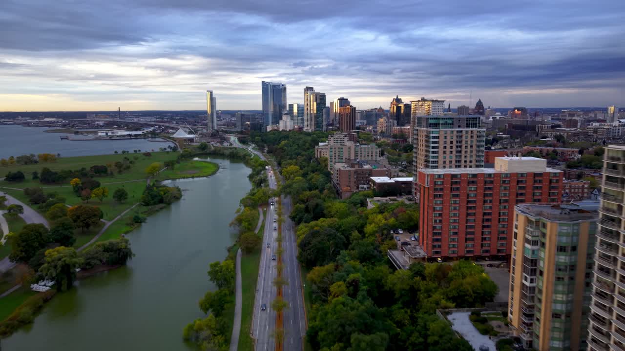 toma aérea en picado del horizonte de Milwaukee, Wisconsin