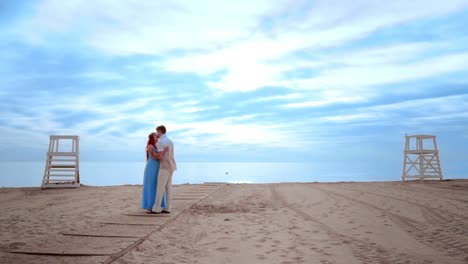 Love-couple-kissing-on-beach.-Couple-beach-sunrise.-Pregnant-couple