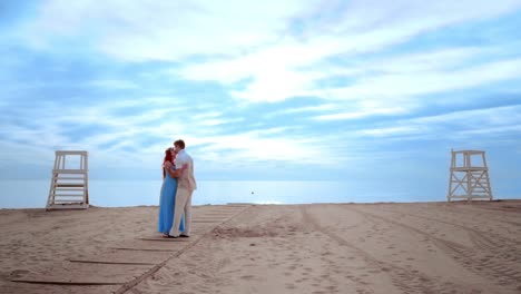 Liebespaar-Küsst-Sich-Am-Strand.-Paar-Strand-Sonnenaufgang.-Schwangeres-Paar