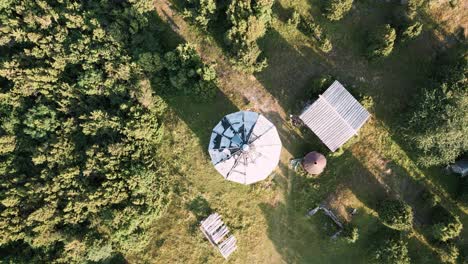 Luftdrohnenflugdrehung-über-Dem-Dach-Des-Leuchtturms-Von-Lost-Place---Runder-Kreis-Mit-Streichholzschnitt---Estland-In-Europa---Naturhubschrauber-Überführung-Zur-Gründungsaufnahme-Sommer-2022---Vogelperspektive