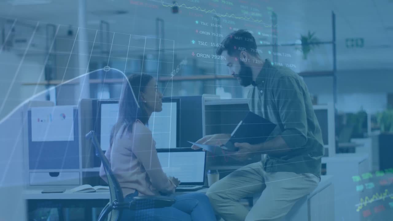 animación de la red de conexiones con iconos sobre empresario caucásico usando un teléfono inteligente