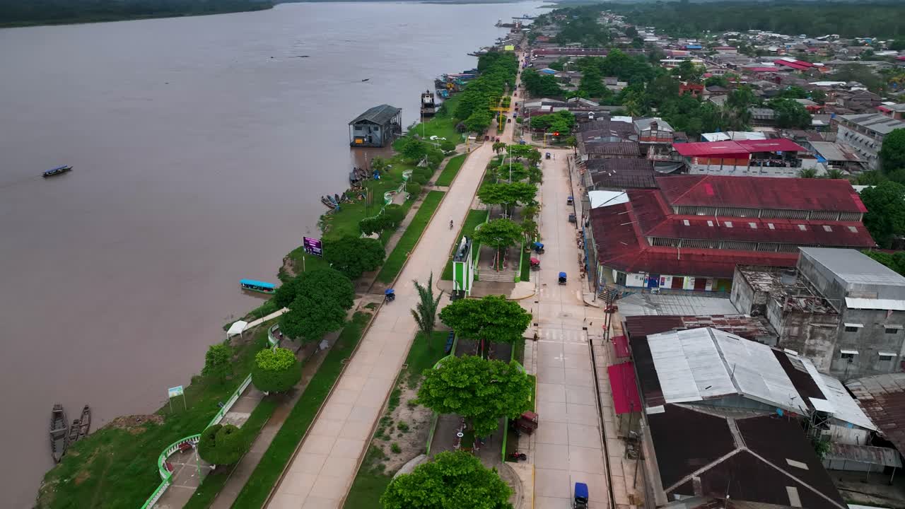 pucallpa, perù - ciudad en la selva tropical del río amazonas - alta resolución 4k - vista de drones desde arriba