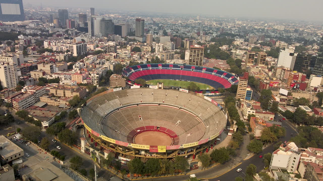 vista aérea de la plaza de toros durante la pandemia de covid 19 en méxico